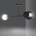 Zwarte plafondlamp met een witte glazen bol en een zwarte schijfkap rond een lichtgevende lamp