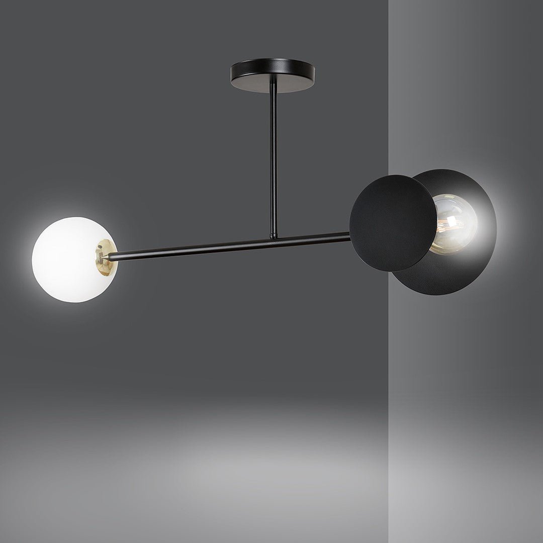 Zwarte plafondlamp met een witte glazen bol en een zwarte schijfkap rond een lichtgevende lamp