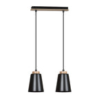 Zwarte hanglamp met twee stalen kappen en houten details aan een langwerpige plafondplaat