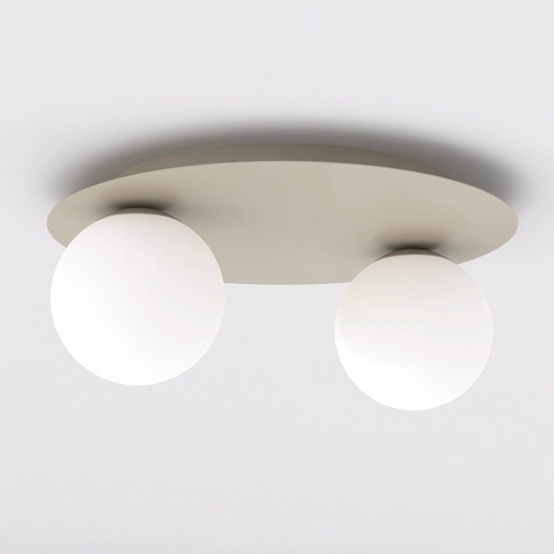 Beige plafondlamp met ronde plaat en twee matte witte glazen bollen tegen een lichte plafondondergrond