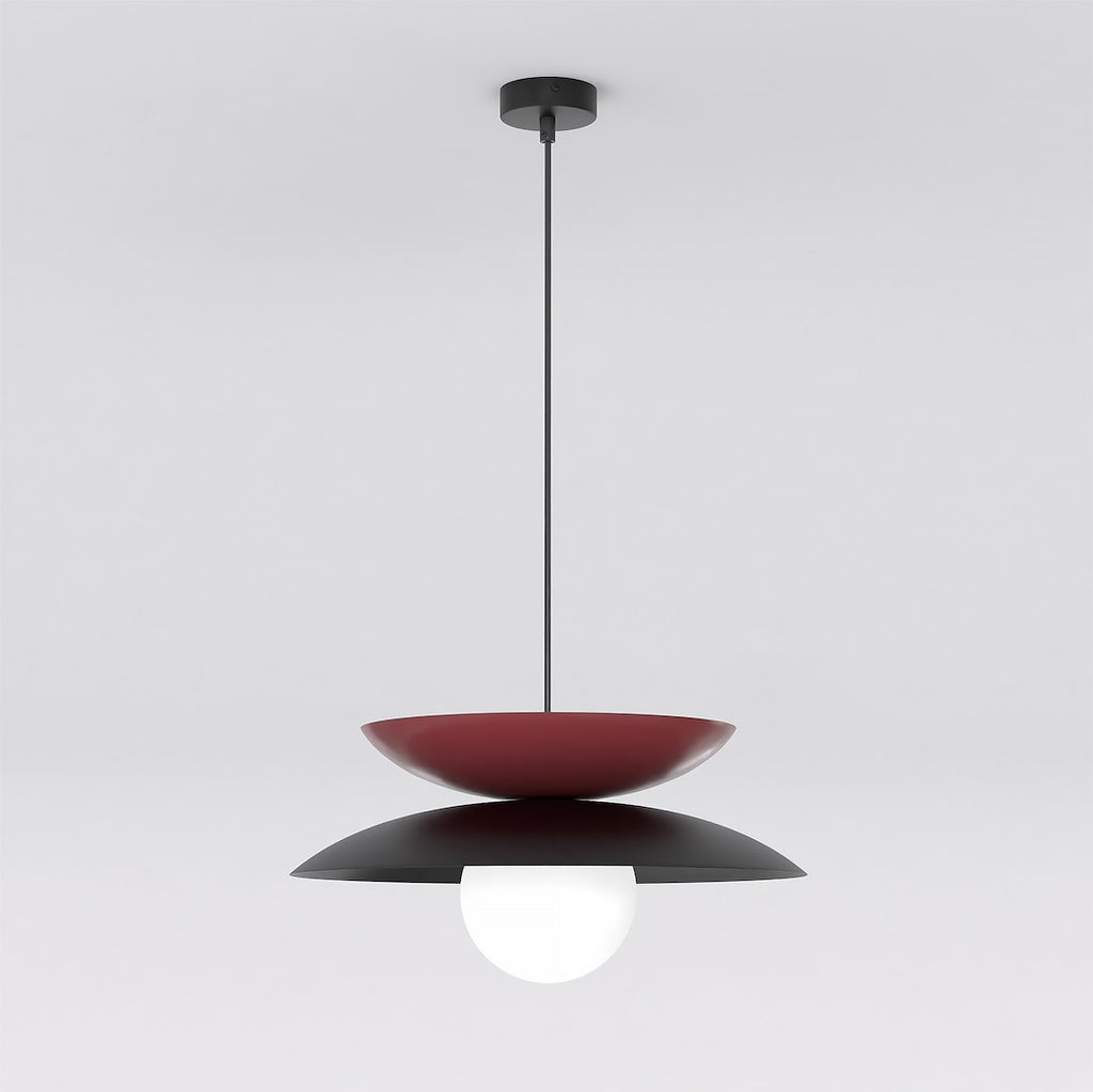 Hanglamp met bordeauxrode en zwarte metalen schijven en een witte glazen bolkap aan een dunne zwarte stang