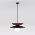 Hanglamp met bordeauxrode en zwarte metalen schijven en een witte glazen bolkap aan een dunne zwarte stang