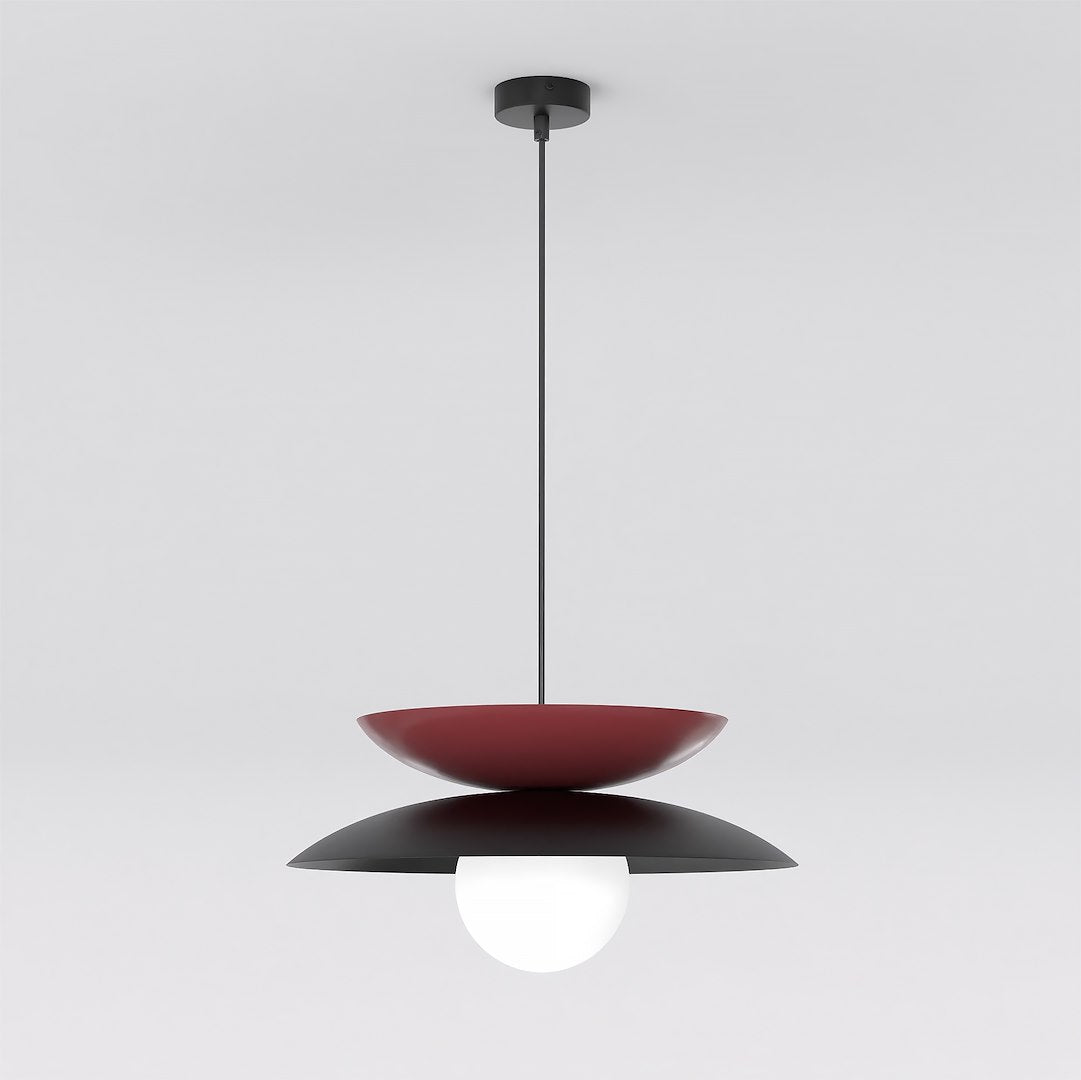 Hanglamp met bordeauxrode en zwarte metalen schijven en een witte glazen bolkap aan een dunne zwarte stang