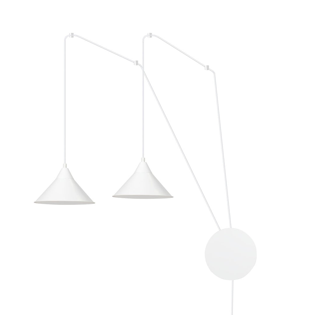 Witte hanglamp met twee conische kappen aan dunne armen en een ronde witte wandplaat