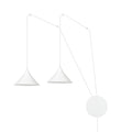 Witte hanglamp met twee conische kappen aan dunne armen en een ronde witte wandplaat