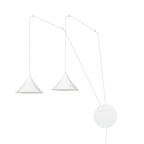 Witte hanglamp met twee conische kappen aan dunne armen en een ronde witte wandplaat