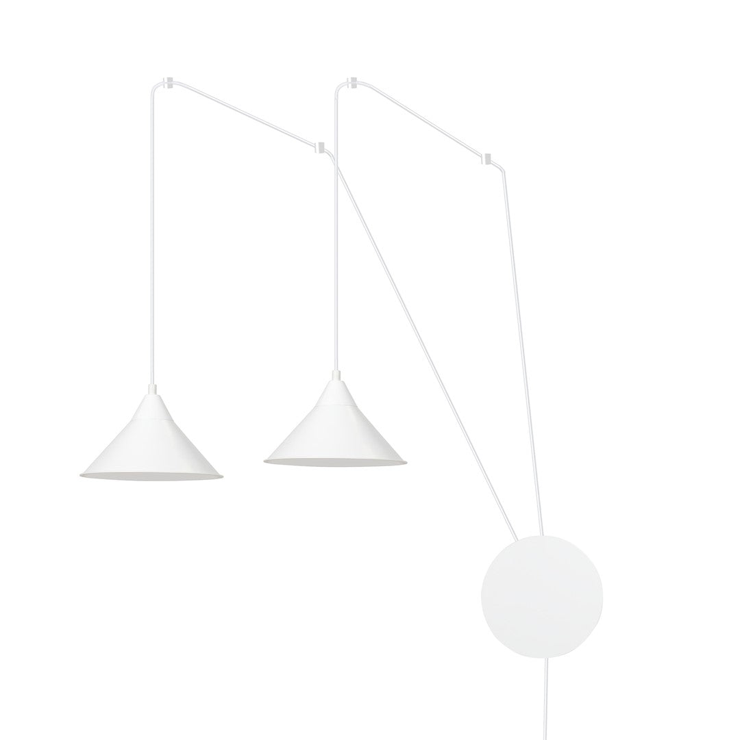 Witte hanglamp met twee conische kappen aan dunne armen en een ronde witte wandplaat