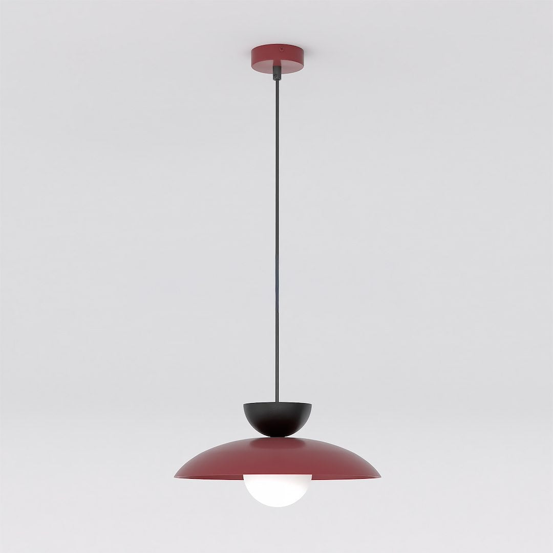 Bordeauxrode hanglamp met zwarte halve bol, brede koepelkap en witte glazen bol aan een dunne zwarte pendel