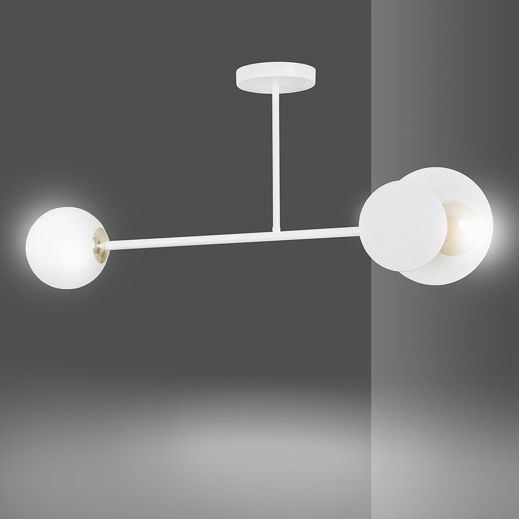 Witte plafondlamp Minerva met horizontale arm, een glazen bol links en een kap met zichtbare lamp rechts