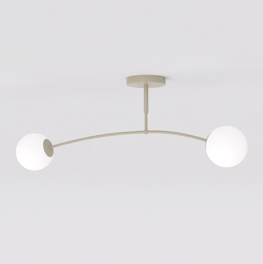 Beige plafondlamp met gebogen arm en twee witte glazen bolkappen tegen een lichte achtergrond