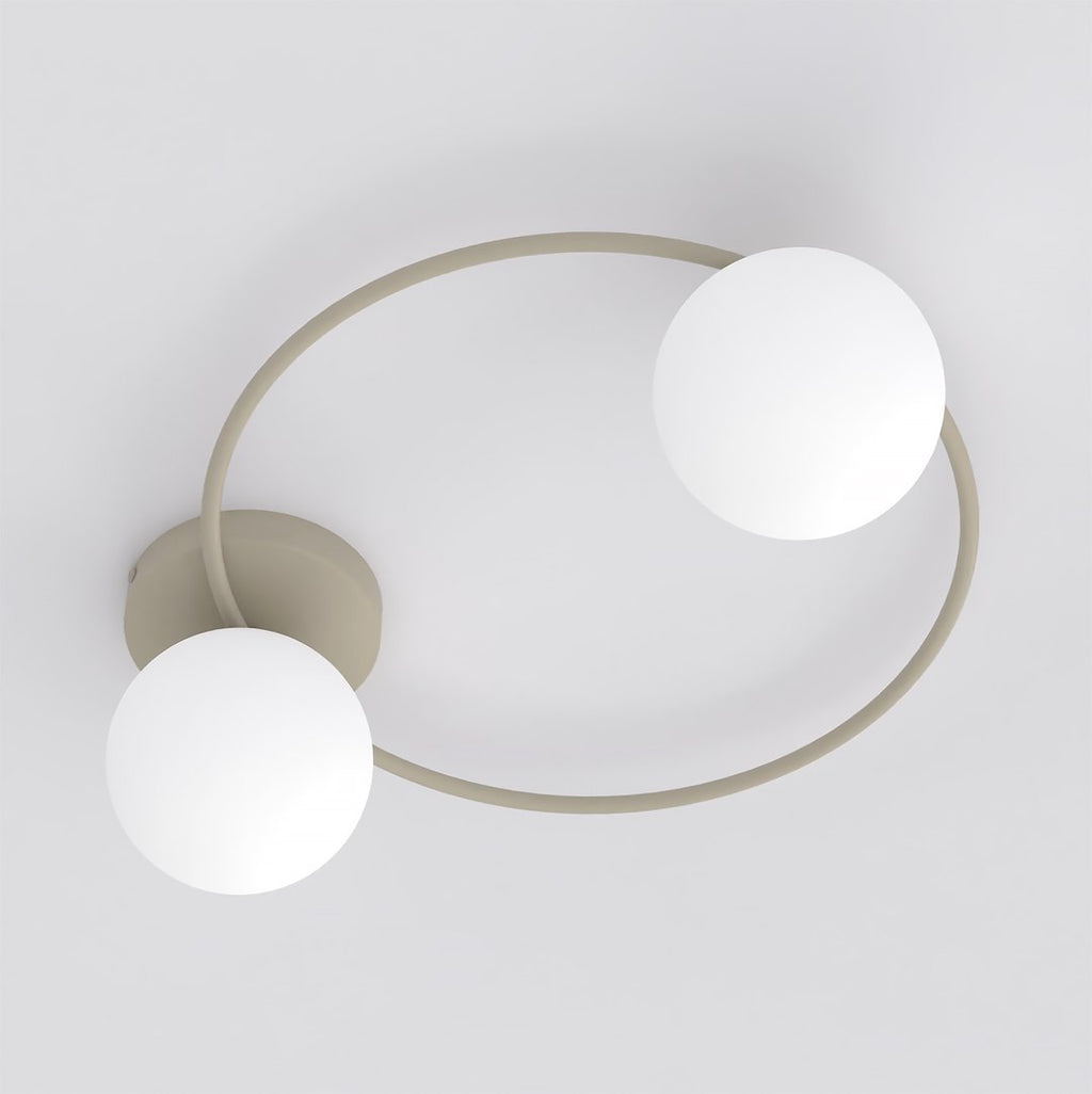 Plafondlamp met beige cirkelvormig frame en twee witte glazen bollen tegen een lichte achtergrond