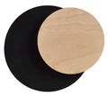 Zwarte ronde wandlamp met een overlappende lichte houten cirkel van multiplex