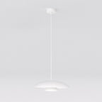 Witte hanglamp met gelaagde, brede kap en dun snoer aan een ronde plafondplaat