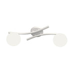Witte plafondlamp met twee gebogen armen en twee ronde witte glazen kappen rond een ronde luifel