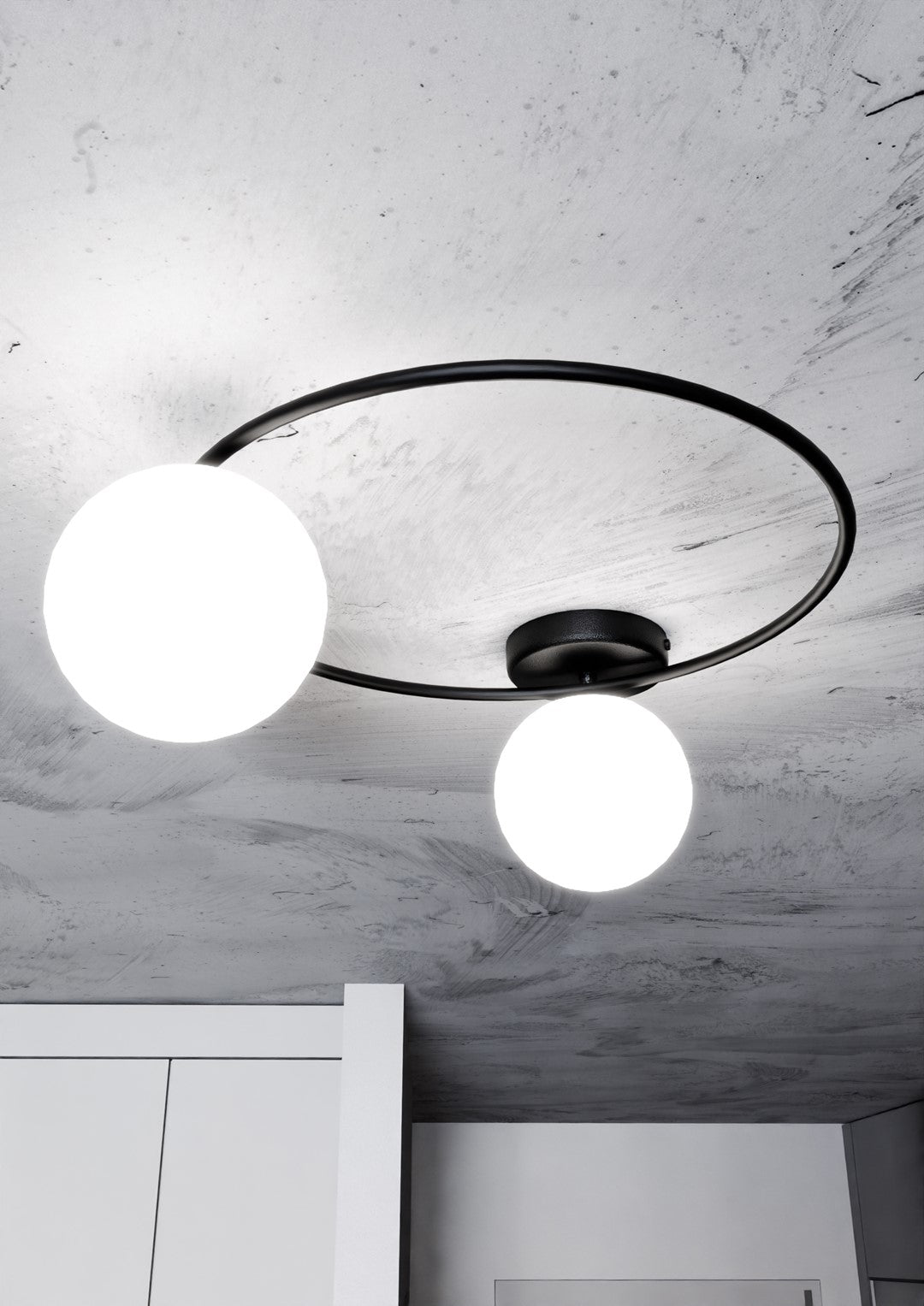 Plafondlamp Sopra 2 gepoedercoat staal en glas, minimalistisch, zwart met witte glazen kappen, 47 x 20 cm