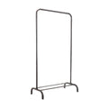 Zwart metalen kledingrek met open frame, bovenstang en onderrail op boogvormige voeten