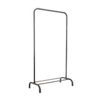 Zwart metalen kledingrek met open frame, bovenstang en onderrail op boogvormige voeten
