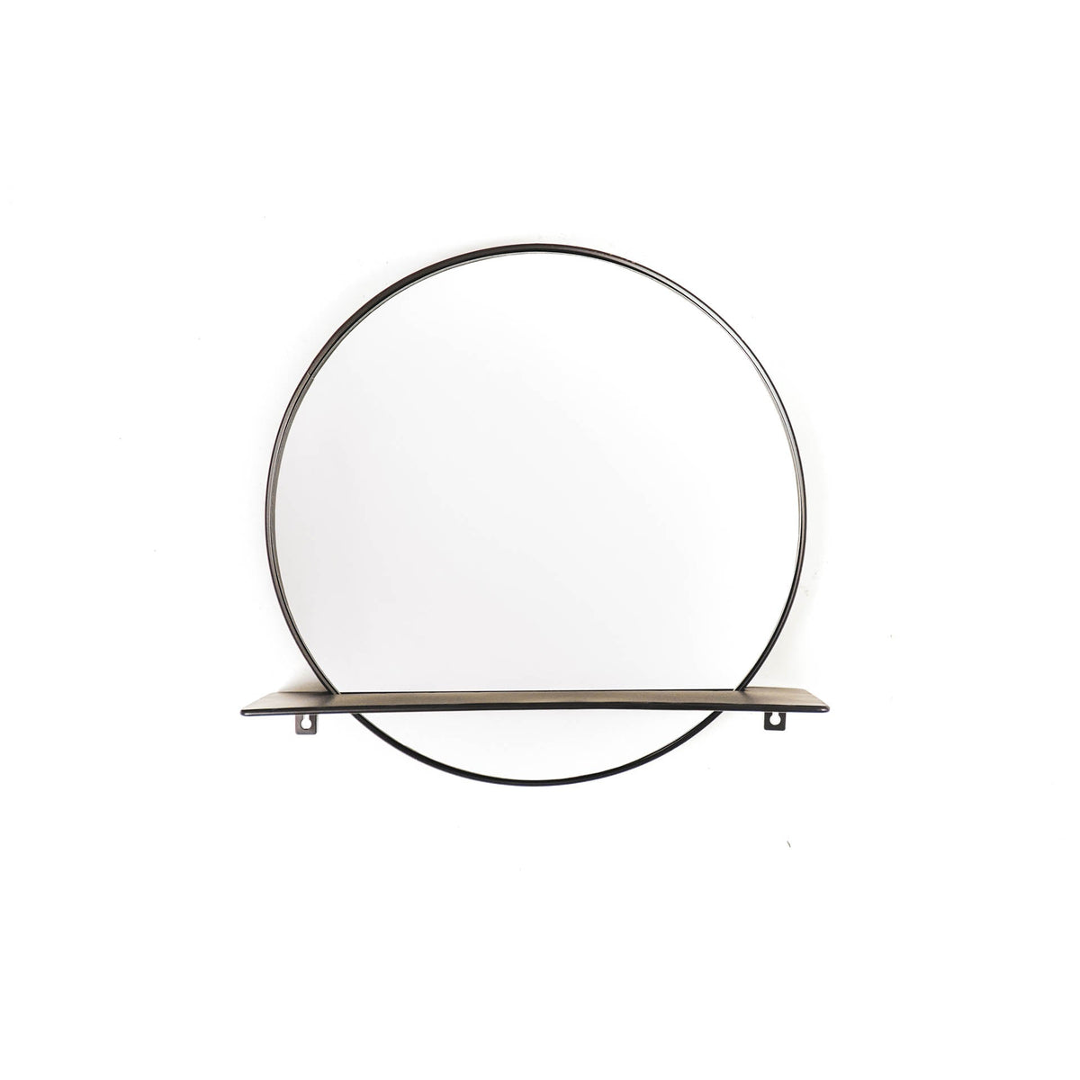 Ronde spiegel met zwart metalen frame en een smalle plank onder in de cirkel, tegen een witte achtergrond