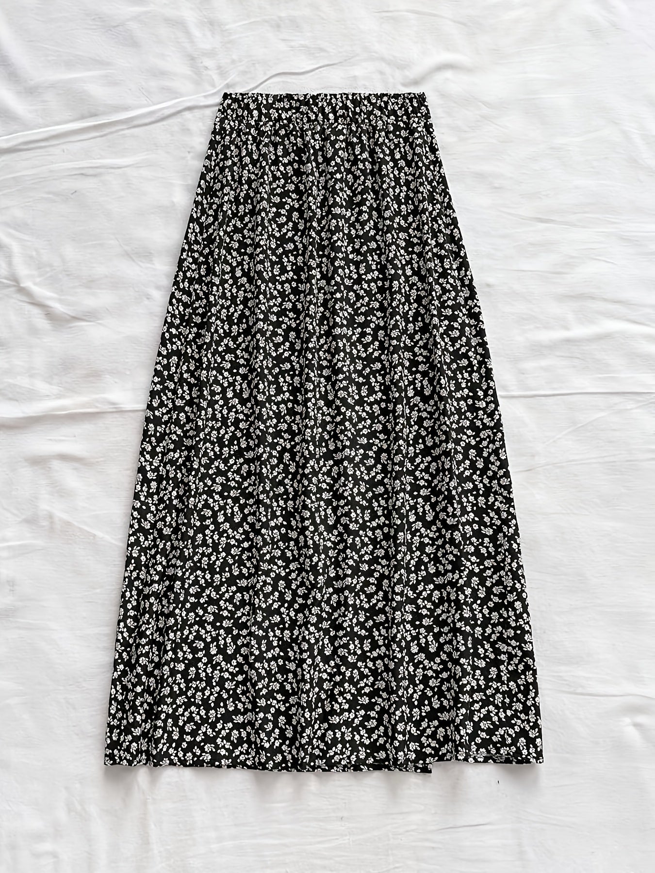 Women's midi skirt with floral pattern and slit – feminine A-line summer skirt for leisure & vacation