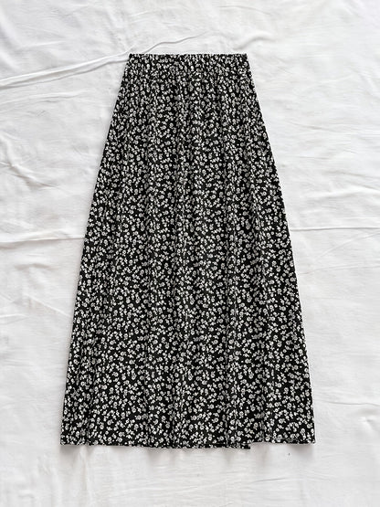Women's midi skirt with floral pattern and slit – feminine A-line summer skirt for leisure & vacation