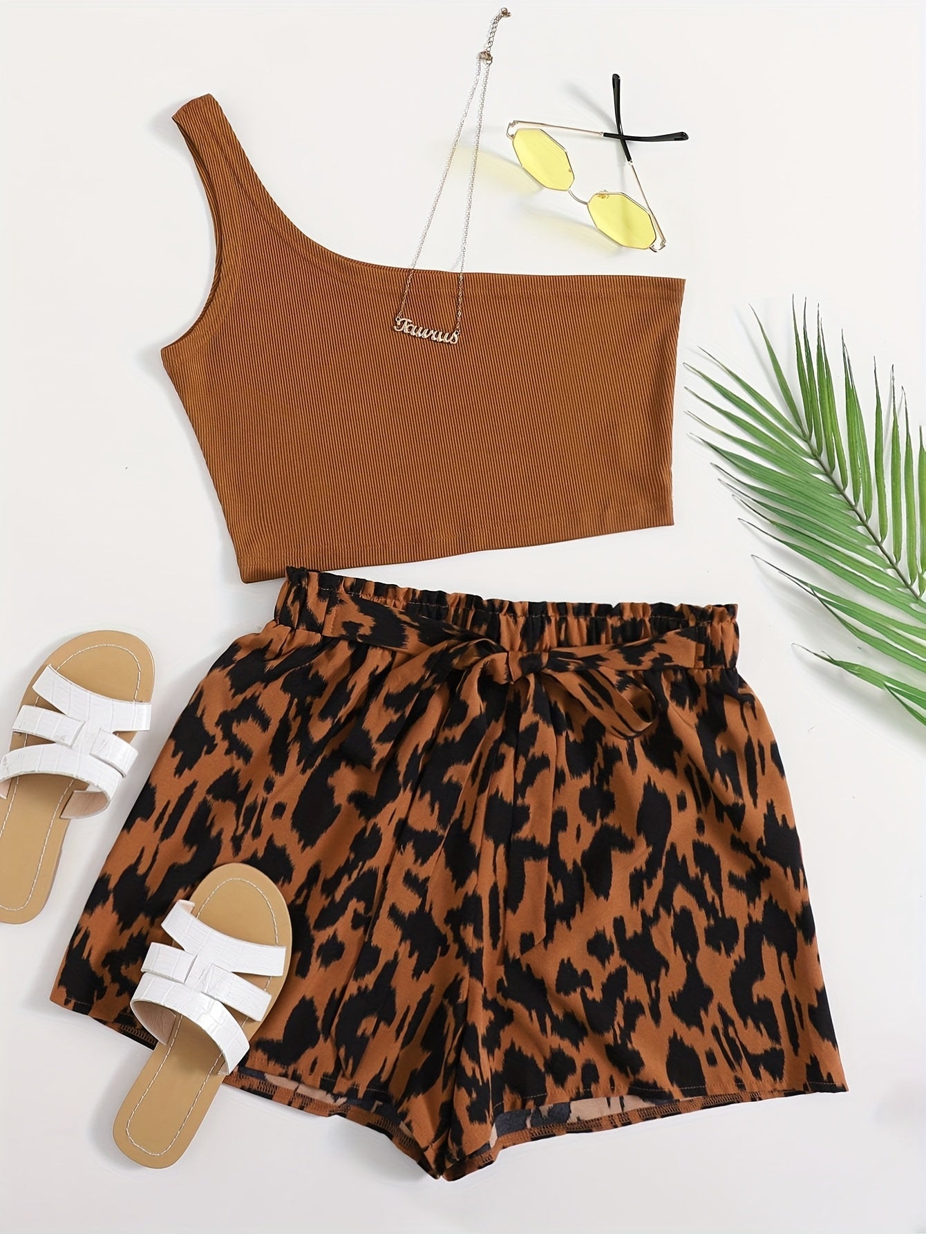 Damen Zweiteiler Set mit One-Shoulder Top und Animal Print Shorts – Elegantes Sommer Outfit