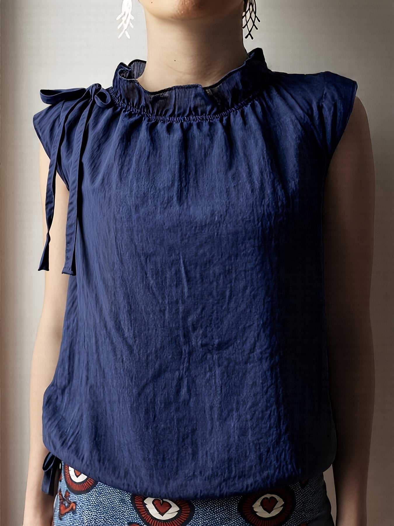Damen ärmellose Bluse mit Rüschenkragen und Schleifendetail – Modische Büro- und Freizeitbluse