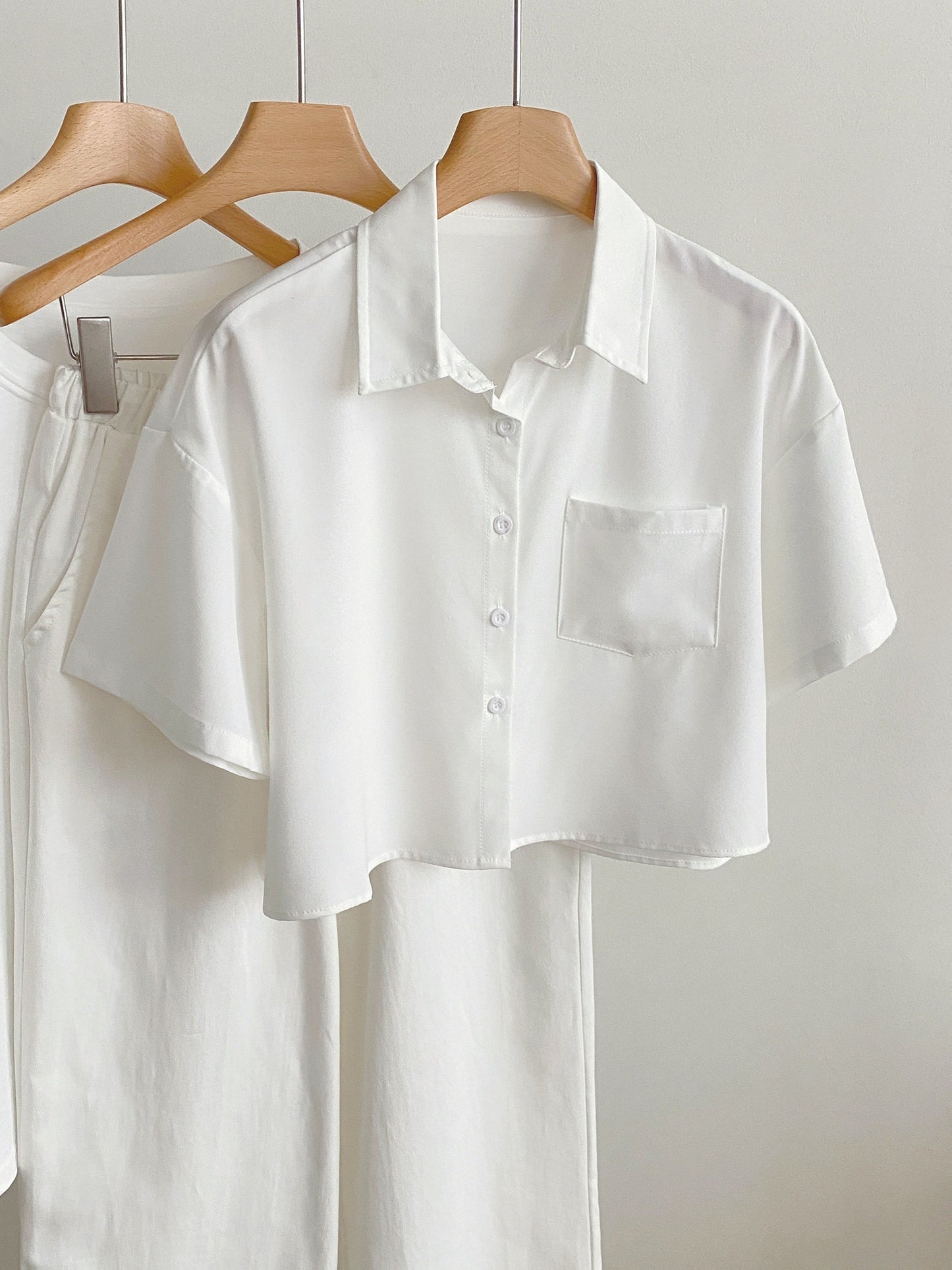 Women's short-sleeve blouse with crop cut and chest pocket – modern casual shirt