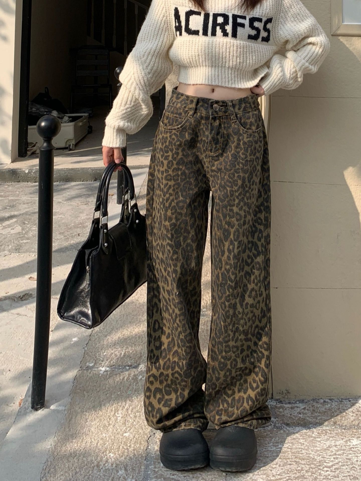 Mandy – Light jeans with leopard pattern and wide leg