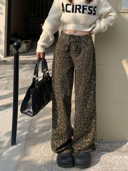 Mandy – Light jeans with leopard pattern and wide leg