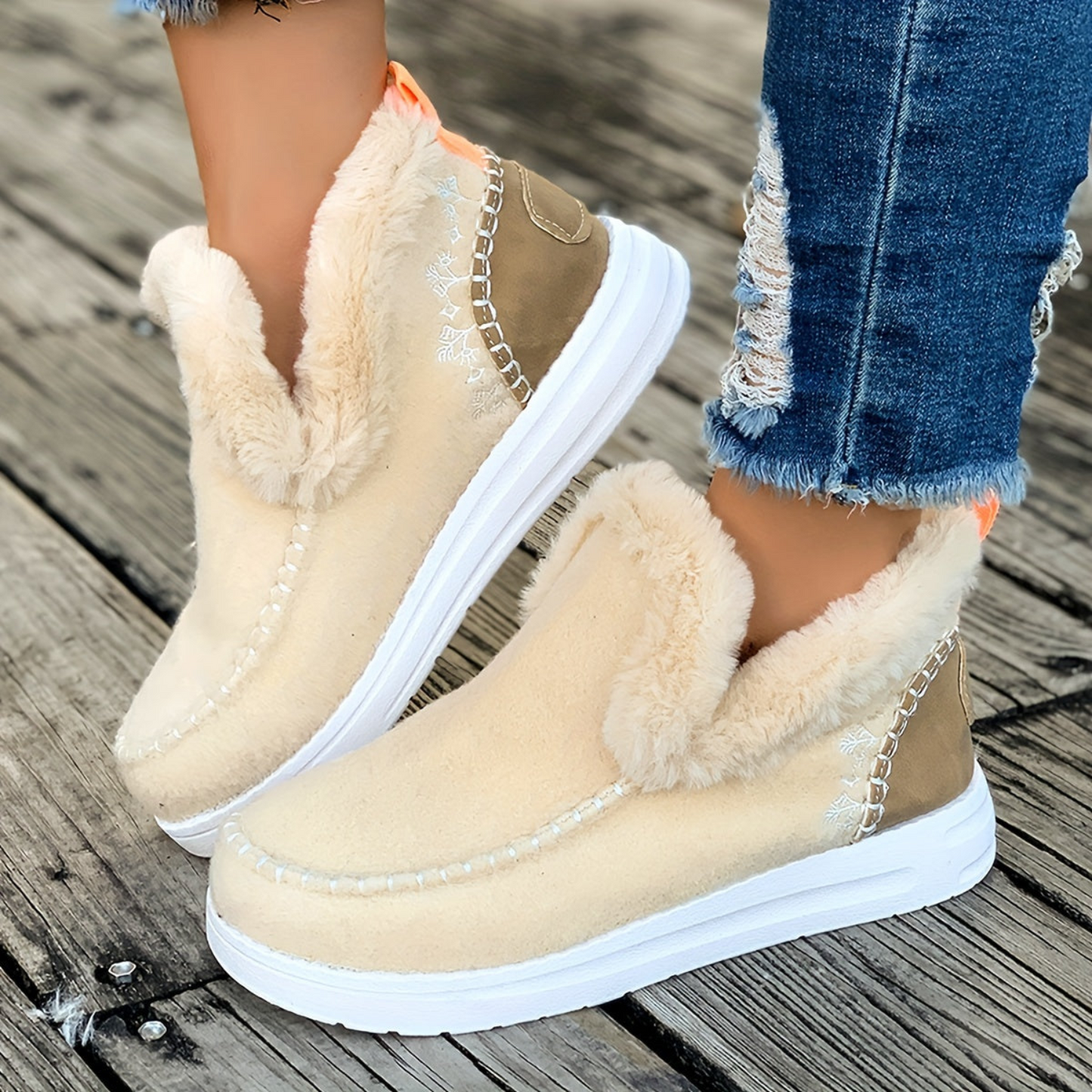 Women's warm slippers with faux fur lining & embroidery