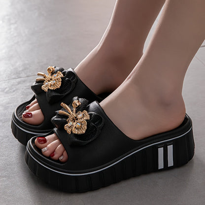 Women's platform slides with decorative embellishment – fashionable casual sandals for everyday wear and going out