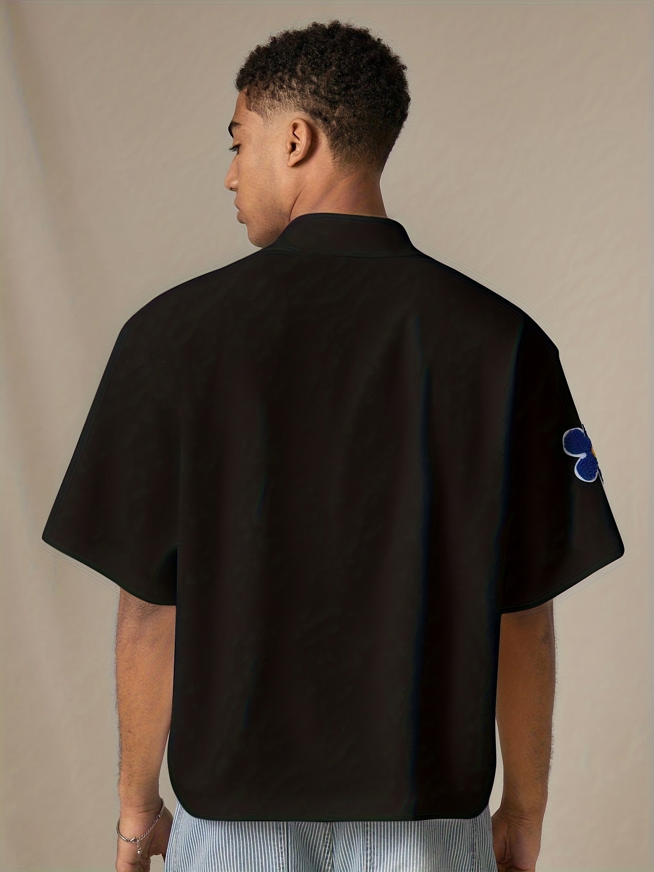 Herren Freizeit Kurzarm-Hemd mit Blumenapplikationen und Camp-Kragen – Modernes Sommer-Design