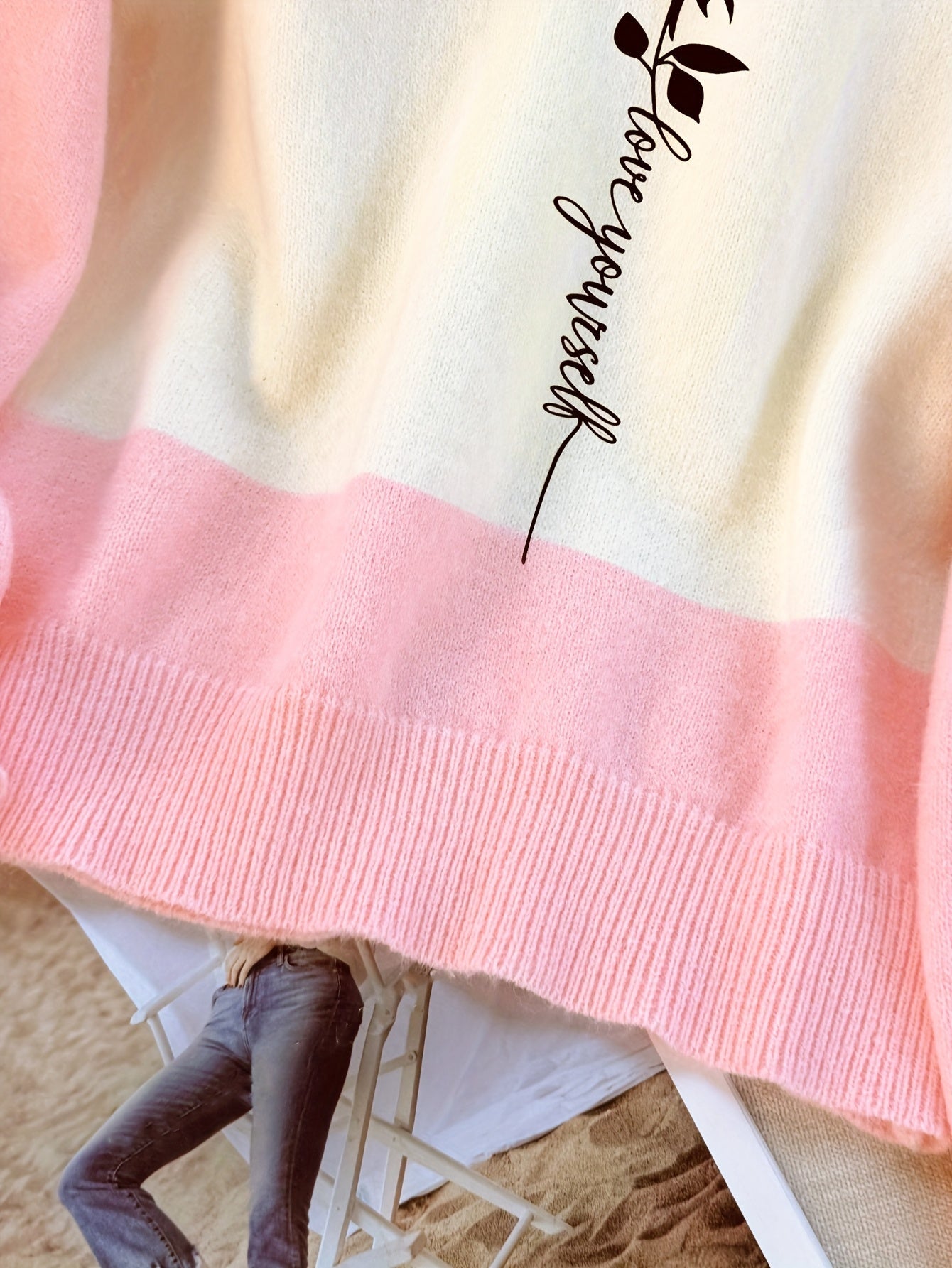 Women's sweatshirt with rose print, long sleeves, crew neck, white-pink