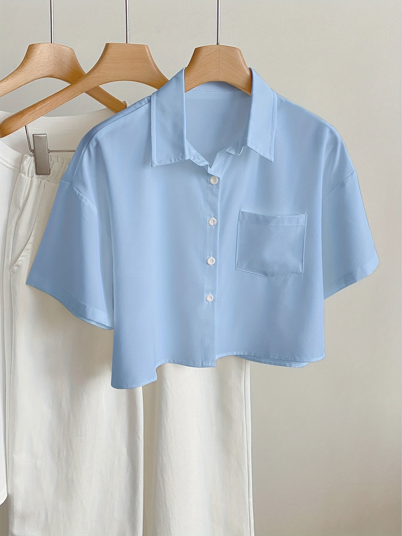 Women's short-sleeve blouse with crop cut and chest pocket – modern casual shirt