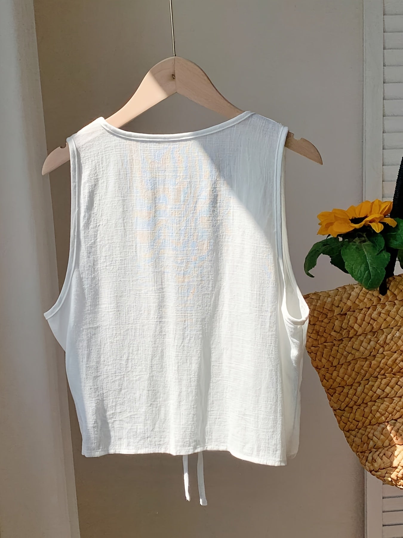 Women's sleeveless vest with bow detail and V-neck – fashionable summer look, versatile to combine