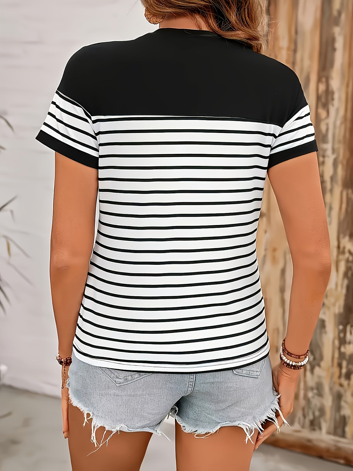 Women's T-shirt with Stripe Pattern and Short Sleeves – Modern Casual Shirt for Everyday Wear and Going Out