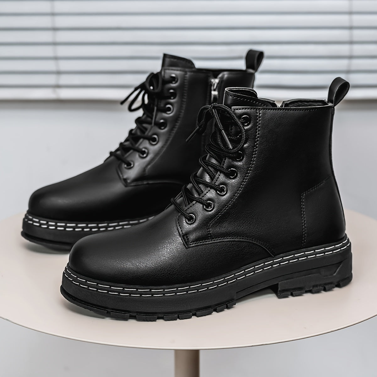 Schwarze Schnürstiefeletten mit dicker Sohle und Kontrastnaht