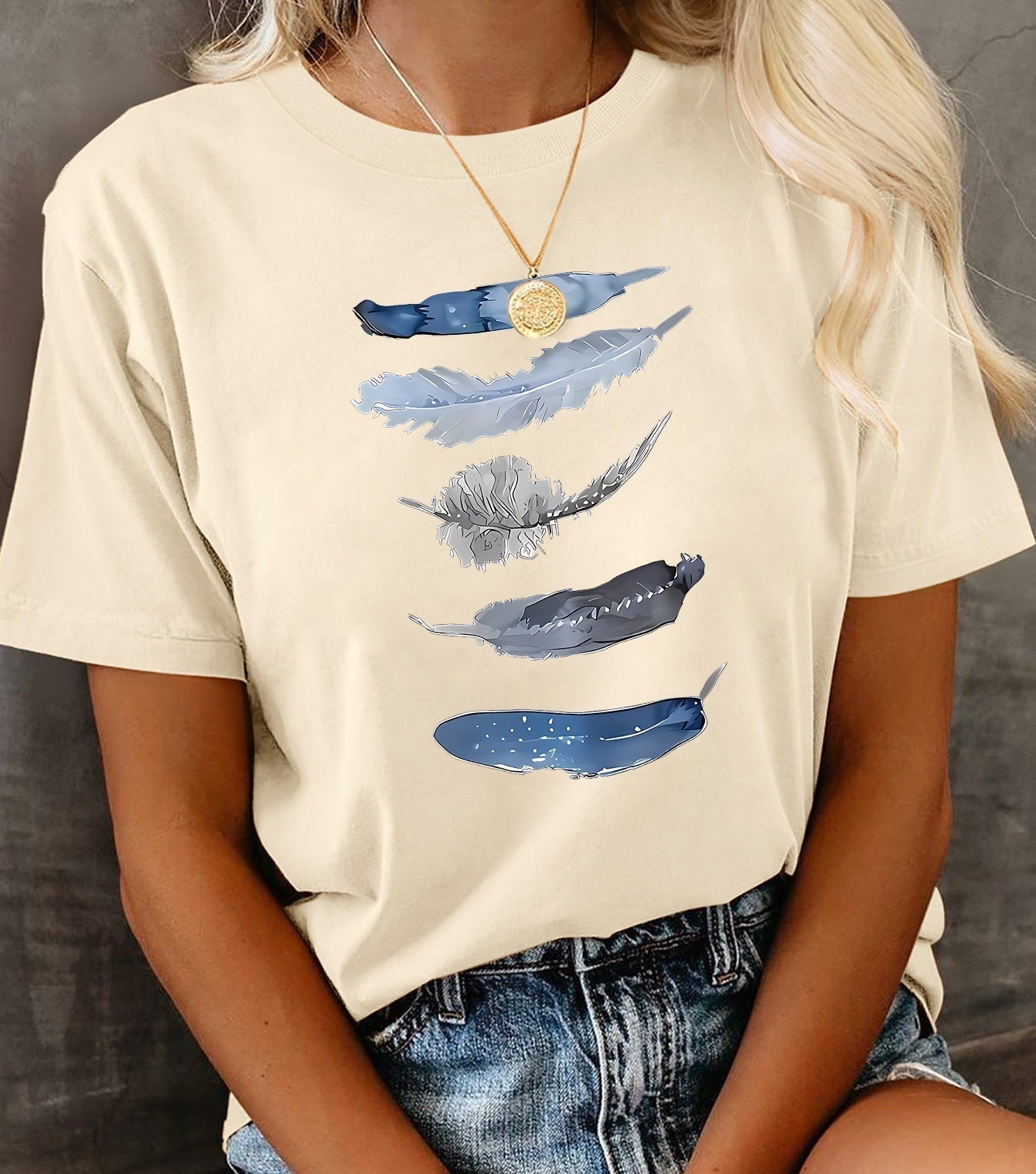 Damen T-Shirt mit künstlerischem Feder-Print, lässiges Design für Alltag und Freizeit