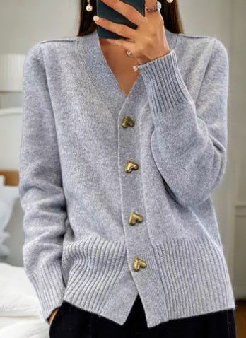 Heather – V-neck knit sweater with button and long sleeves for women