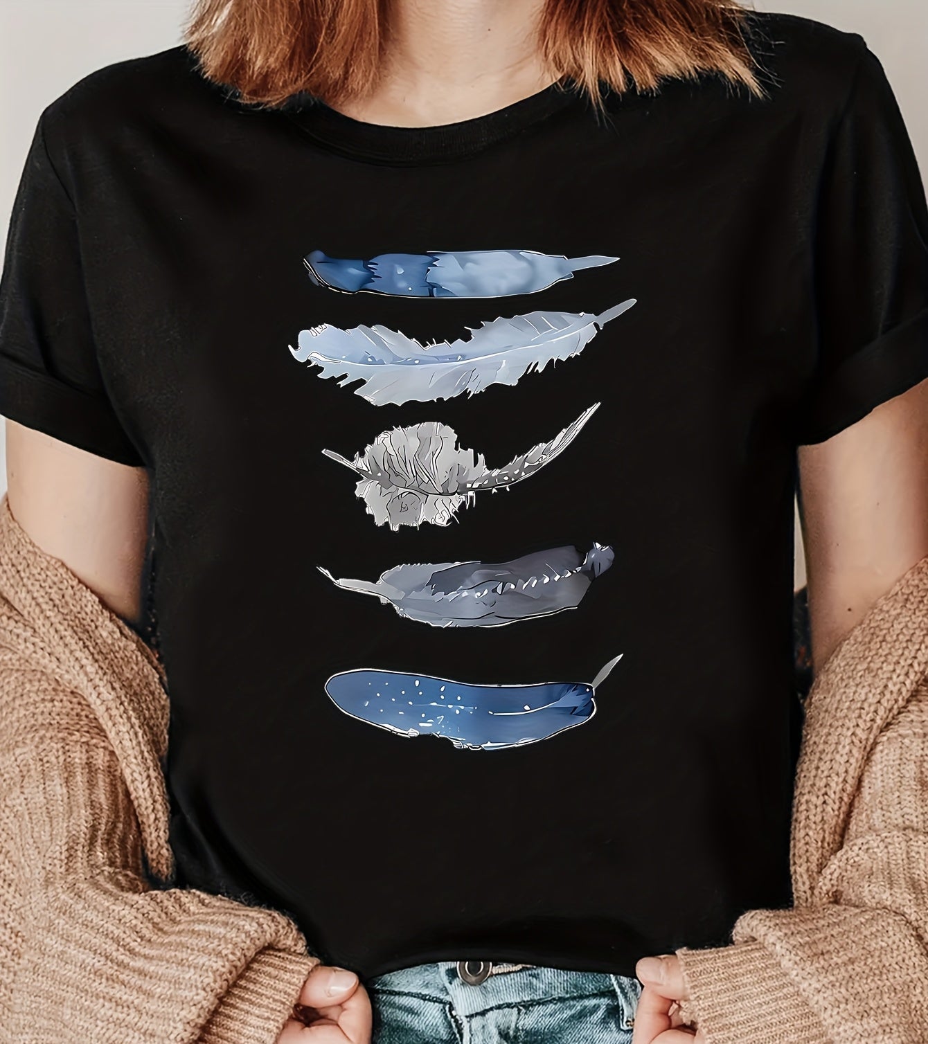 Damen T-Shirt mit künstlerischem Feder-Print, lässiges Design für Alltag und Freizeit