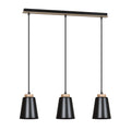 Zwarte hanglamp met drie kappen en houten accenten aan een lange plafondplaat