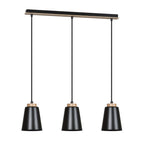 Zwarte hanglamp met drie kappen en houten accenten aan een lange plafondplaat