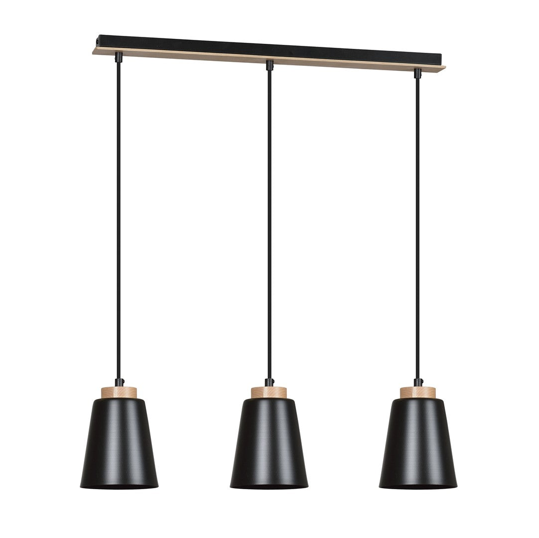 Zwarte hanglamp met drie kappen en houten accenten aan een lange plafondplaat