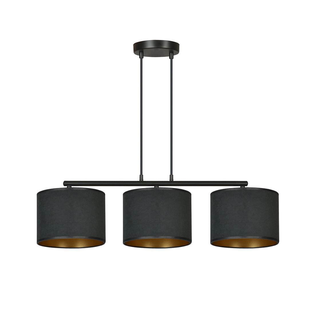 Zwarte hanglamp met drie stoffen kappen met gouden binnenkant aan een zwarte stalen balk