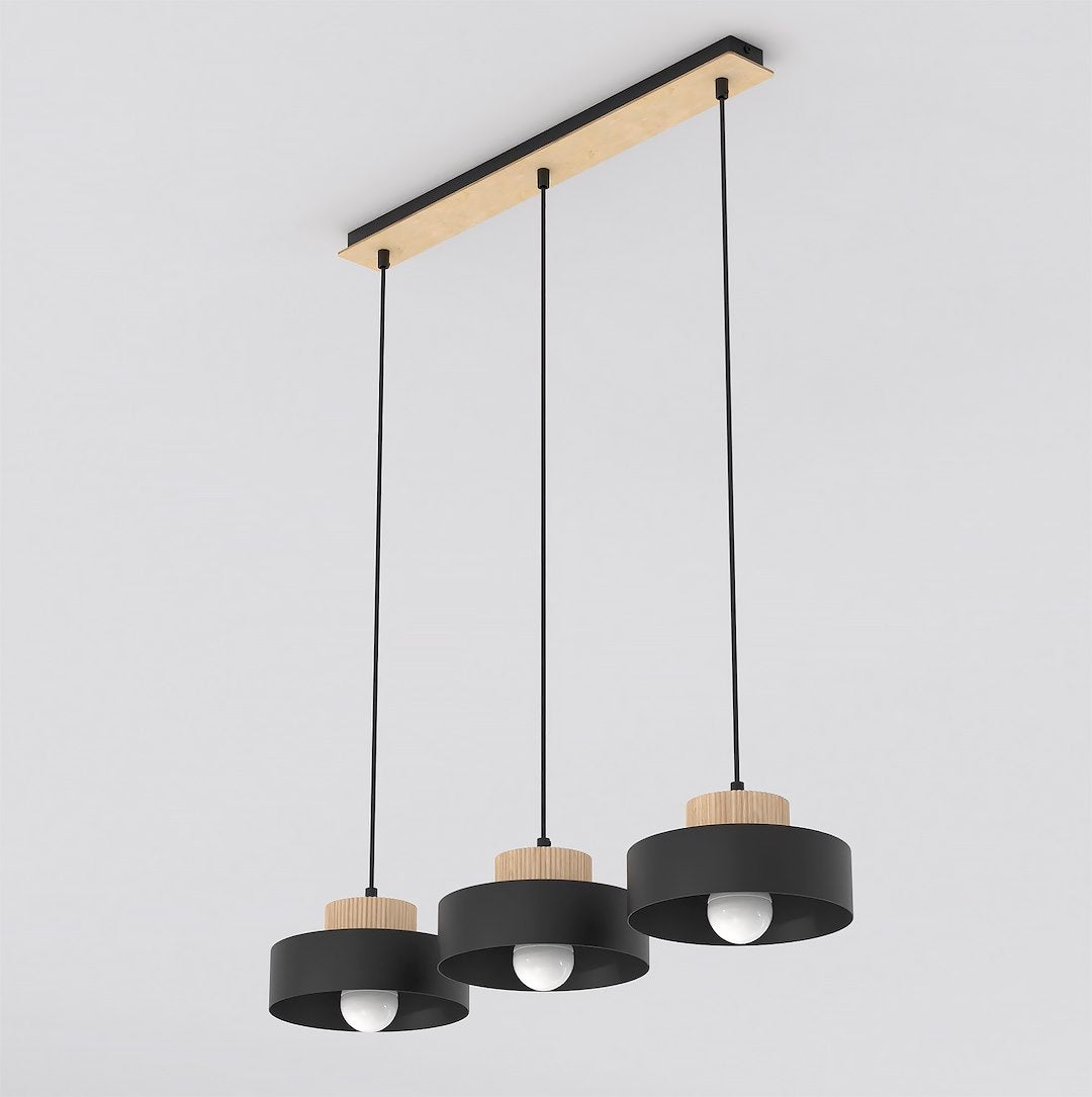 Zwarte hanglamp met drie ronde kappen en houten accenten aan een langwerpige houten plafondplaat