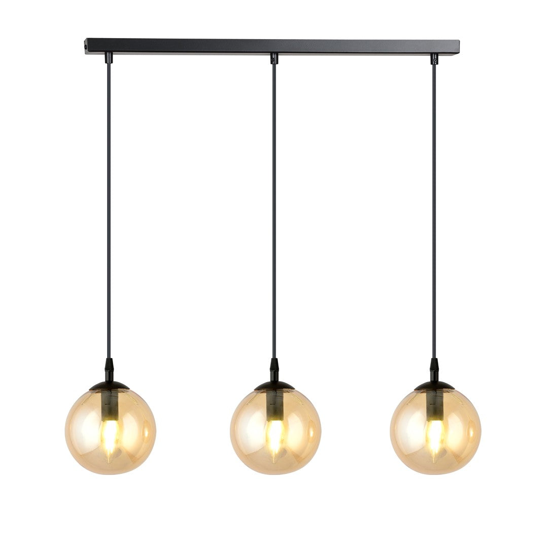 Zwarte hanglamp met drie amberkleurige glazen bollen aan dunne snoeren onder een rechthoekige canopy