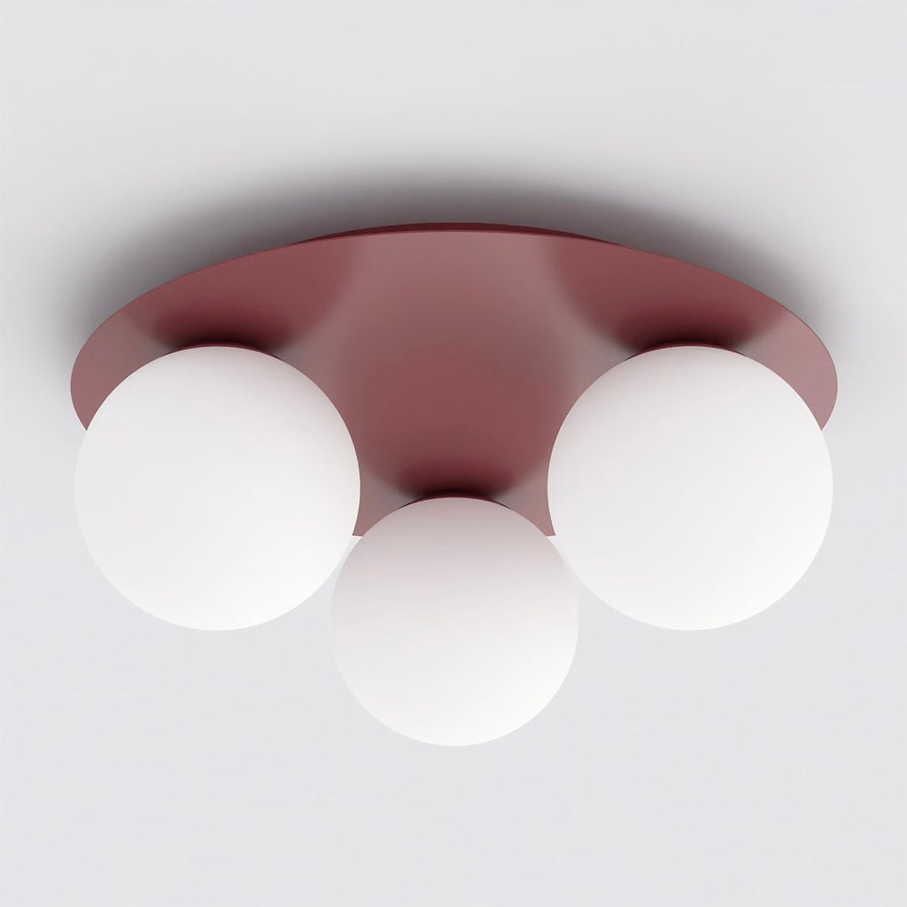 Plafondlamp met bordeauxrode ronde plaat en drie witte glazen bollen