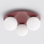 Plafondlamp met bordeauxrode ronde plaat en drie witte glazen bollen