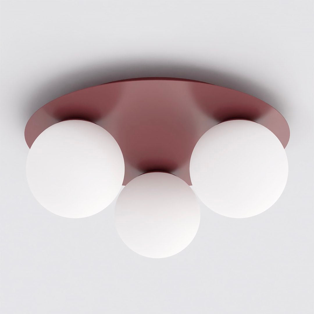 Plafondlamp met bordeauxrode ronde plaat en drie witte glazen bollen