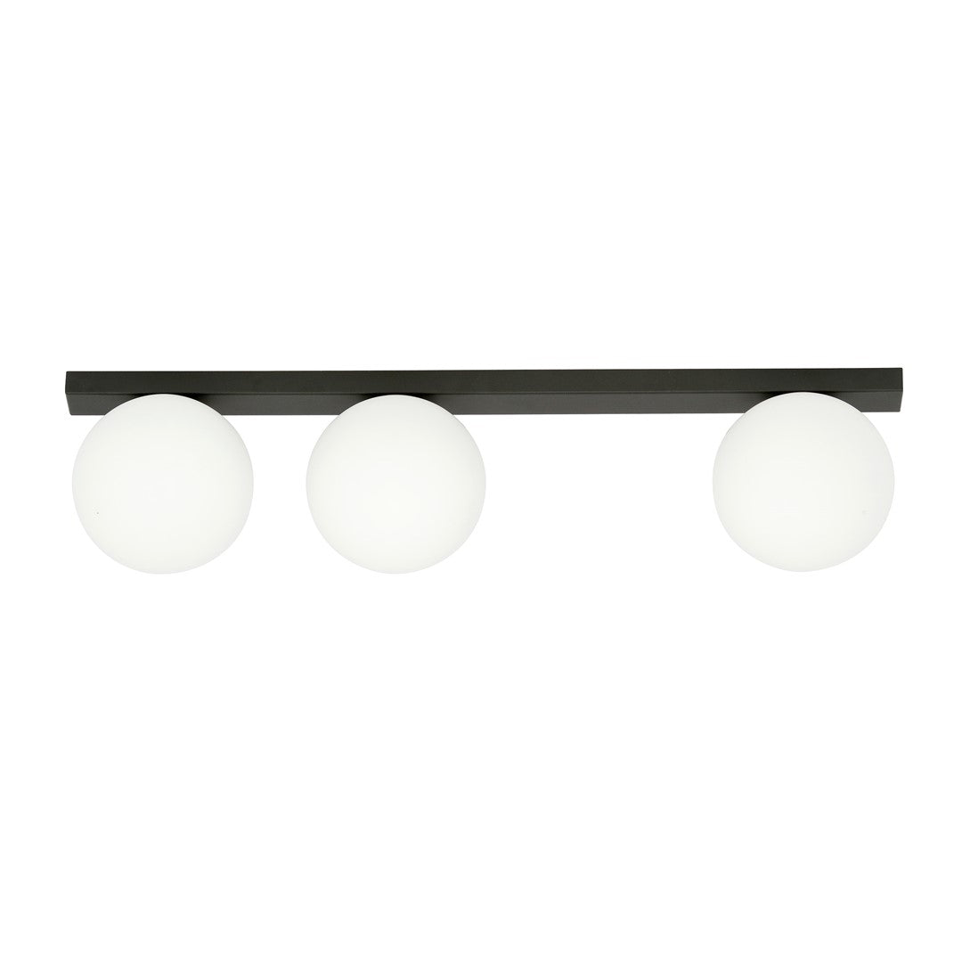 Zwarte plafondlamp met drie ronde witte glazen kappen op een rechte stalen balk